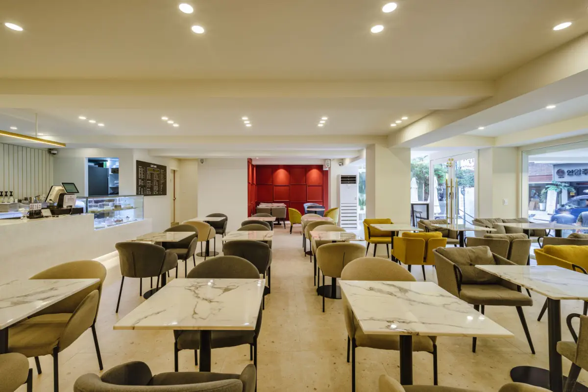 레드 포인트가 돋보이는 모던 감성 카페 인테리어